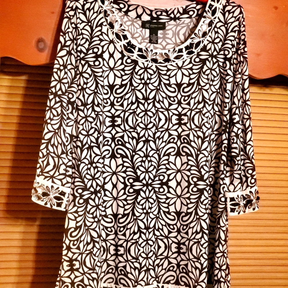 Beautiful International Concepts top